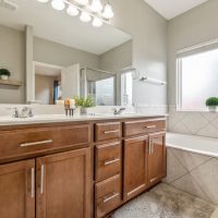 A,Luxury,Bathroom,With,Tall,Ceilings